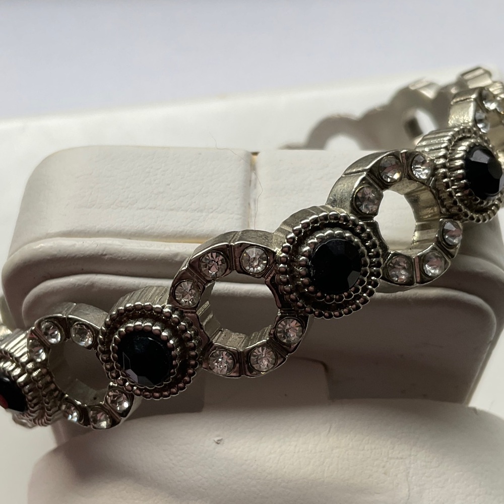 🔴Brand New Bangle Bracelet With Back & Clear Faceted Rhinestones, Silver Tone